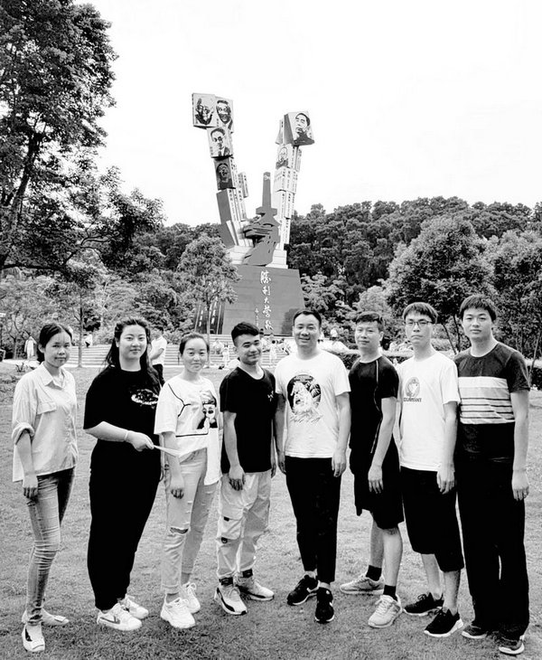 背后的五個(gè)大字是：勝利大營(yíng)救?。?！戰到未來(lái)，笑到未來(lái)。