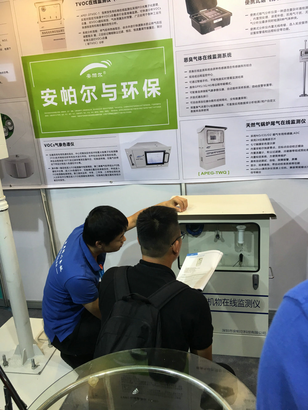 工程師為客戶(hù)做產(chǎn)品講解，客戶(hù)非常感興趣，觸摸安帕爾的產(chǎn)品