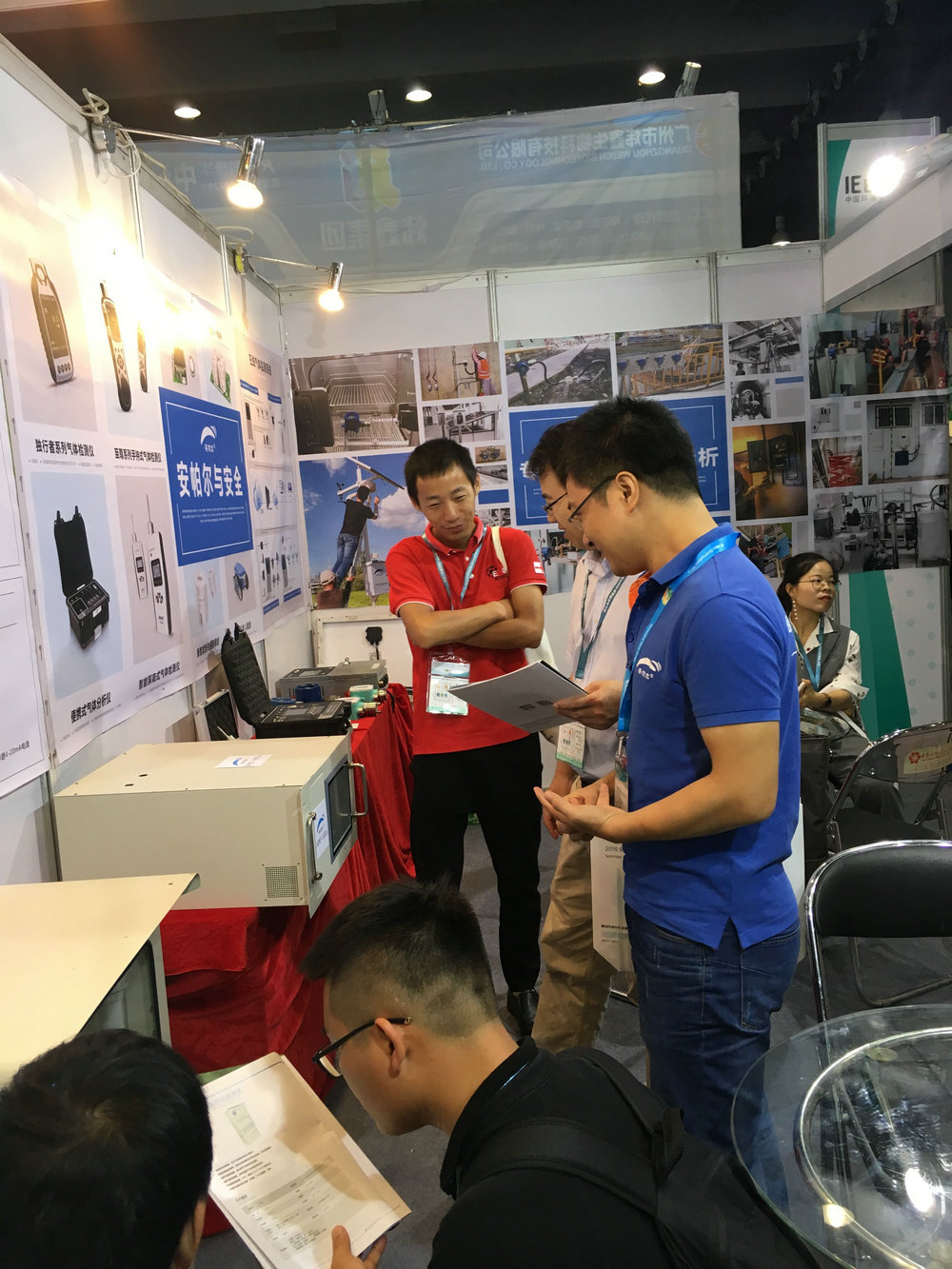 工程師為客戶(hù)做產(chǎn)品講解，客戶(hù)露出了滿(mǎn)意的微笑